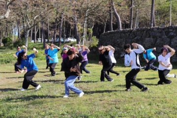 clase de tai chi al aire libre