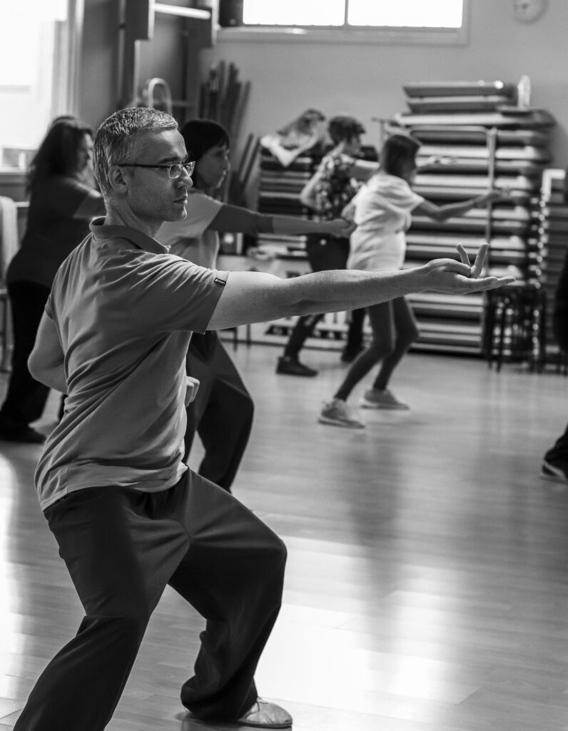 profesor haciendo tai chi